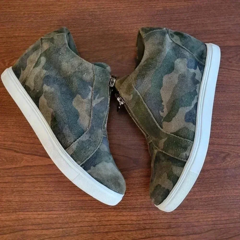 BLONDO Glenda Camo Green Waterproof Hidden Wedge Zip Sneakers(8)